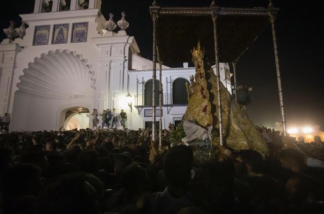 Archivo - La Virgen del Rocío retorna al Santuario tras la decisión, de la Hermandad Matriz de Almonte, de suspender la procesión tras la rotura de un banco de las andas de la Virgen. A 6 de junio de 2022 en Huelva (Andalucía, España). Archivo. 