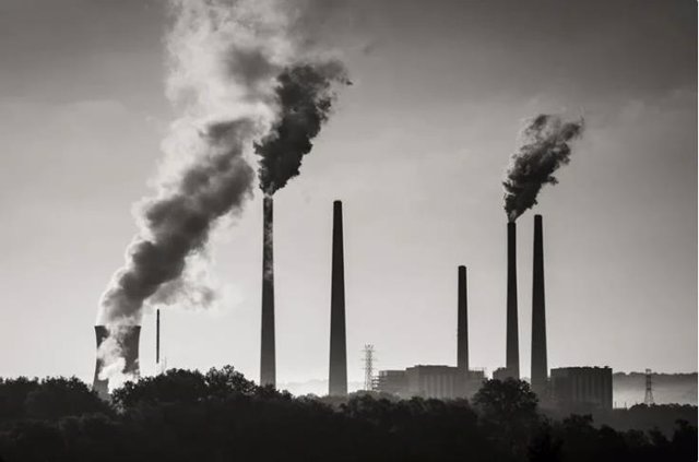 Factoría emitiendo CO2 a la atmósfera en Cincinnati, EE.UU.. 