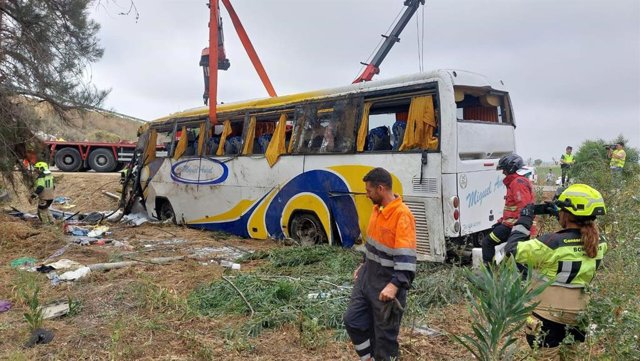 Imagen del autobús siniestrado este pasado lunes cuando se dirigía a una plantación de frutos rojos de Almonte (Huelva).