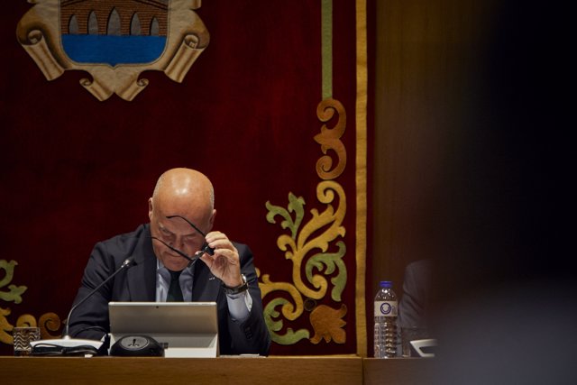 El presidente de la Diputación de Ourense y presidente del PP de Ourense, Manuel Baltar, durante un pleno extraordinario de la Diputación de Ourense, a 4 de mayo de 2023, en Ourense, Galicia (España).