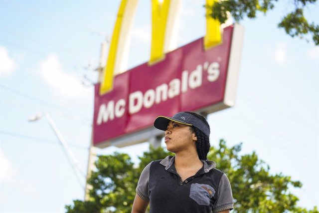 Archivo - Una treballadora de McDonalds