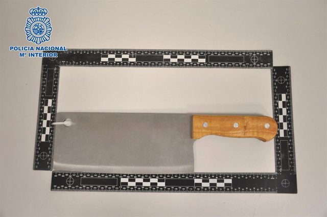 Hacha intervenida al detenido.