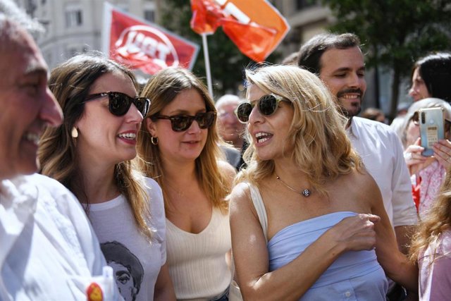 (I-D) La ministra de Igualdad, Irene Montero, la candidata a la Comunidad de Madrid, Alejandra Jacinto, y la vicepresidenta segunda, Yolanda Díaz, durante la marcha por el Día Internacional de los Trabajadores, a 1 de mayo de 2023, en Madrid (España).