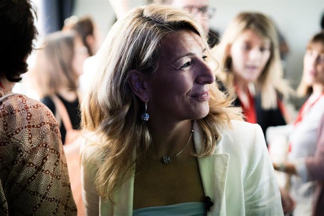 La vicepresidenta y ministra de Trabajo y Economía Social, Yolanda Díaz, comparece ante los medios de comunicación antes de la marcha por el Día Internacional de los Trabajadores en el Círculo de Bellas Artes, a 1 de mayo de 2023, en Madrid (España). 