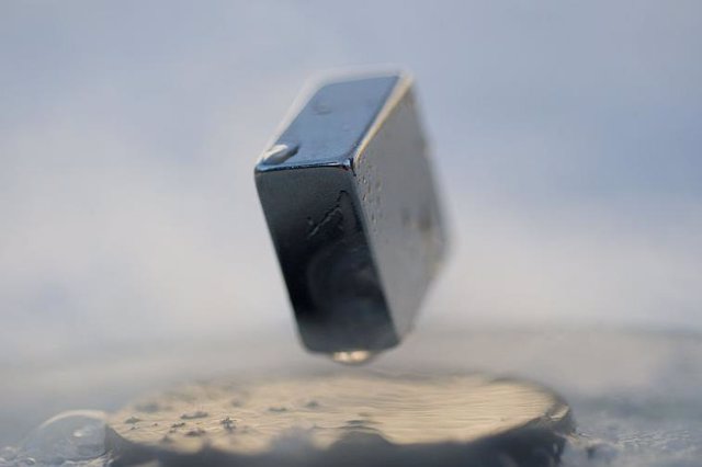 Levitación de un imán sobre un superconductor