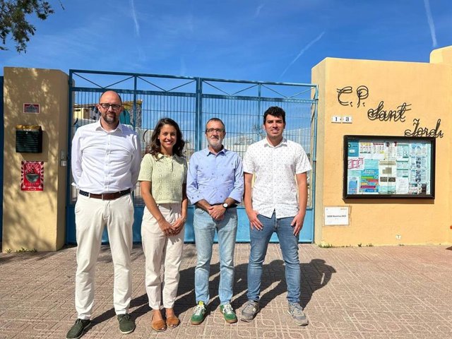 Gloria Santiago, candidata al Parlament Balear por Eivissa junto con el vicepresidente del Govern, Juan Pedro Yllanes, el director general de Energía y Cambio Climático, Pep Malagrava, y el candidato al Consell d’Eivissa, Óscar Rodríguez
