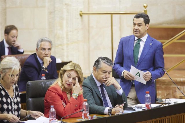 El presidente de la Junta de Andalucía, Juanma Moreno, responde a la pregunta de control de la portavoz de Por Andalucía, Inmaculada Nieto.