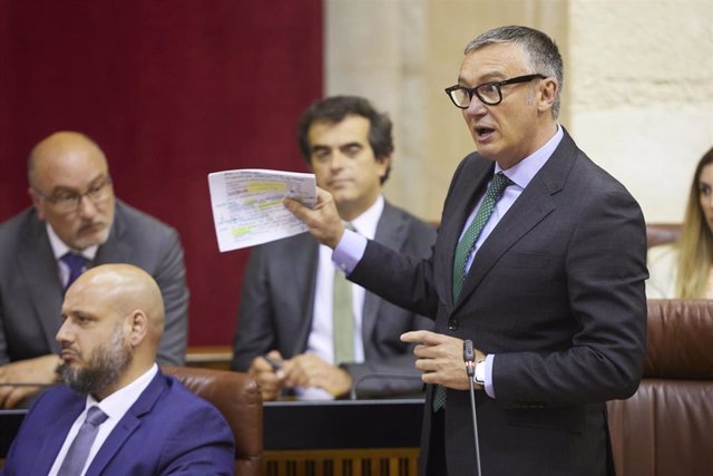 El portavoz del Grupo Parlamentario Vox, Manuel Gavira, realiza la pregunta de control al presidente de la Junta de Andalucía, Juanma Moreno, durante la segunda jornada del Pleno del Parlamento andaluz en el Parlamento de Andalucía, a 4 de mayo de 2023 en