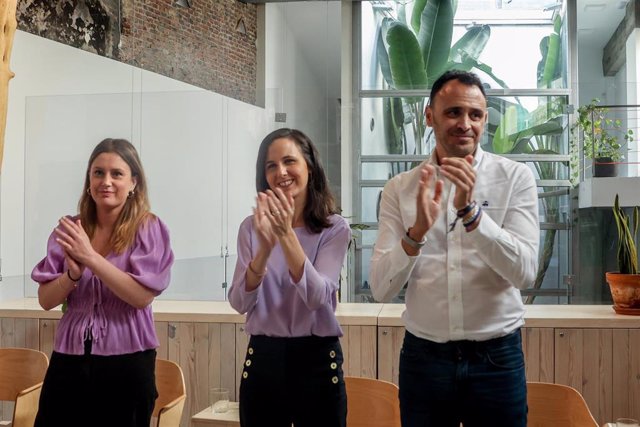 La candidata de UP a la Presidencia de la Comunidad de Madrid, Alejandra Jacinto; la líder de Podemos, Ione Belarra, y el candidato a la Alcaldía de Madrid, Roberto Sotomayor, aplauden durante un acto 'Por una Ley del Juego, Madrid libre de ludopatía'