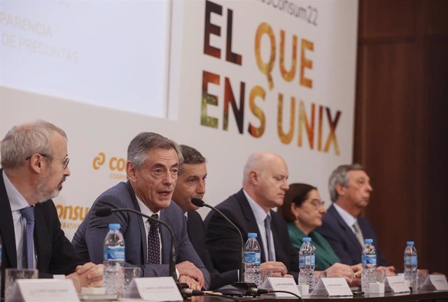 El director general de la cadena de supermercados Consum, Juan Luis Durich (2i), interviene durante la presentación de los resultados de la Cooperativa del ejercicio 2022, en el Hotel Only You de Valencia, a 4 de mayo de 2023, en Valencia