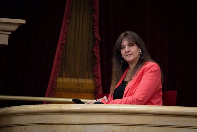 La presidenta de Junts y expresidenta del Parlament, Laura Borràs, durante una sesión plenaria en el Parlament, a 19 de abril de 2023, en Barcelona, Catalunya (España). Esta semana, se vota durante el pleno si reprueba al conseller de Derechos sociales, C