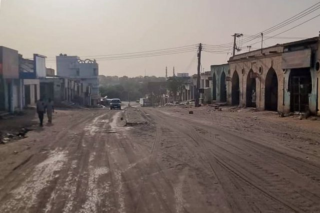 Una calle desierta en El Fasher, Sudán