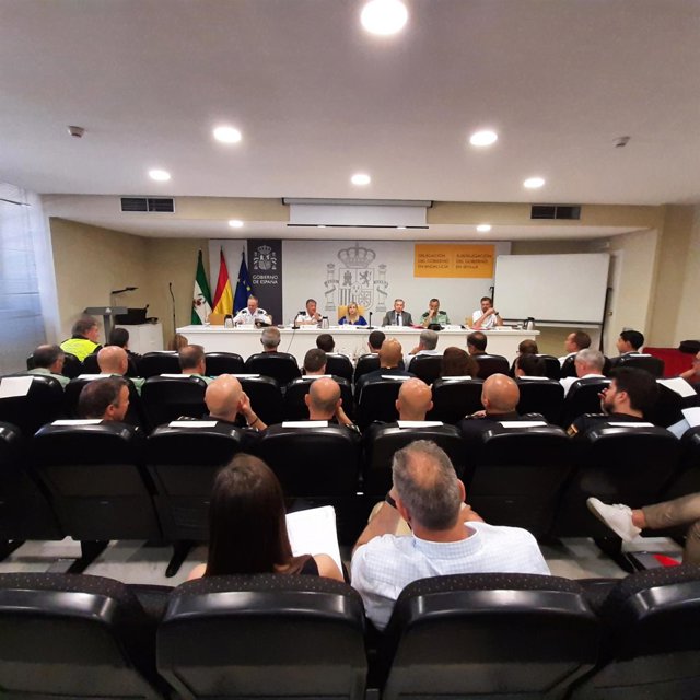 Reunión para el dispositivo de seguridad con motivo de la final de la Copa del Rey en el estadio de la Cartuja, en Sevilla.