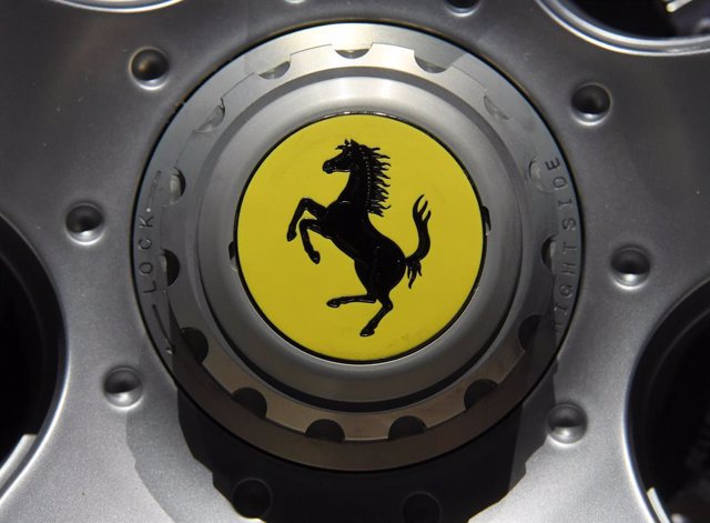 Archivo - FILED - 30 September 2016, France, Paris: A Ferrari logo is seen ona car wheel at the Paris Motor Show. Photo: picture alliance / dpa
