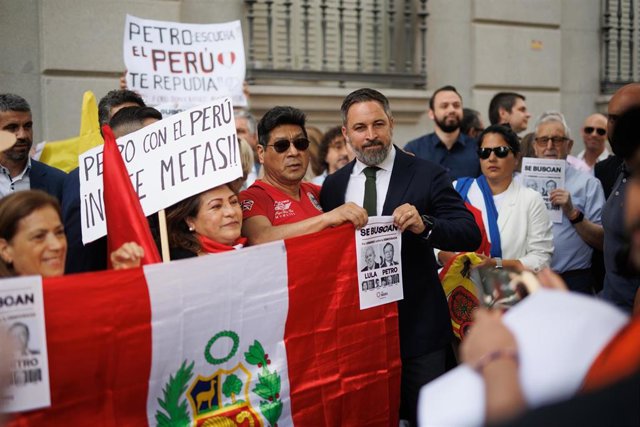 El líder de Vox, Santiago Abascal, apoya los manifestantes que participan en una protesta frente al Congreso de los Diputados, contra la visita del presidente de Colombia a España, a 3 de mayo de 2023, en Madrid (España).