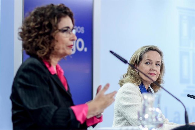 Archivo - La ministra de Hacienda y Función Pública, María Jesús Montero (i), y la vicepresidenta primera y ministra de Asuntos Económicos y Transformación Digital, Nadia Calviño (d), comparecen tras la Comisión Interministerial para la Recuperación, Tran