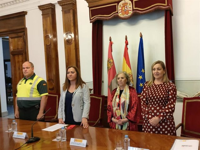 El teniente coronel jefe del Sector de Tráfico de la Guardia Civil en CyL, Francisco Iturralde, la delegada del Gobierno,, Virginia Barcones, la subdelegada en Salamanca, Encarnación Pérez, y la oordinadora autonómica de Tráfico, Inmaculada Matías.
