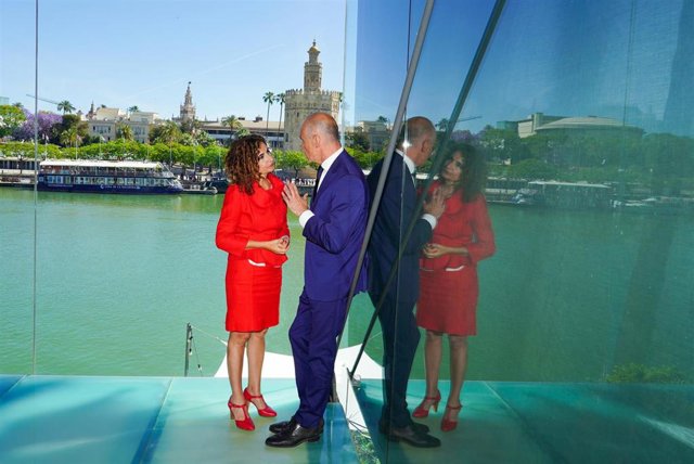 La ministra de Hacienda y Función Pública, María Jesús Montero (i); junto al alcalde de Sevilla, Antonio Muñoz (d), tras el encuentro informativo de Europa Press. A 5 de mayo de 2023 en Sevilla (Andalucía, España). 