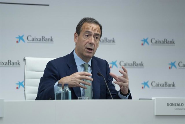 El consejero delegado de CaixaBank, Gonzalo Cortázar, durante la presentación de los resultados