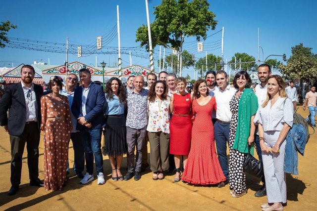 Archivo - La vicepresidenta Yolanda Díaz junto a representantes de IU, Podemos y Más País Andalucía, en una imagen de archivo de la Feria de Sevilla de 2022. 