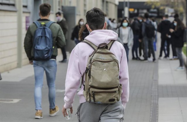 Archivo - Imagen de archivo de estudiantes.