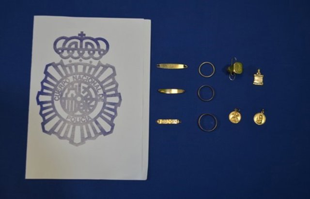 La policía de Valladolid detiene a un hombre por robar en casa de una vecina dinero y más de un kilo en joyas .
