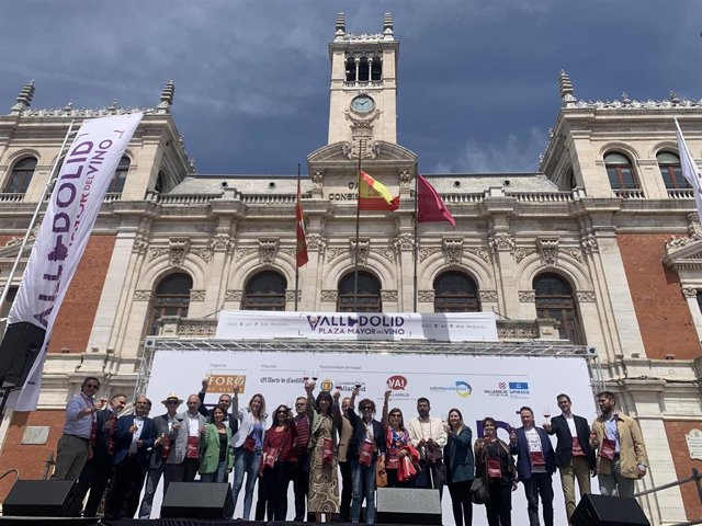 Apertura oficial del evento Plaza Mayor del Vino en Valladolid.