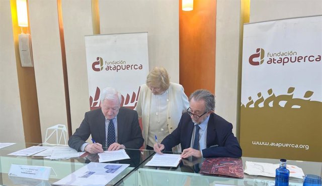 A la izquierda, el presidente de la Fundación Atapuerca, Antonio Miguel Méndez Pozo, en la firma de recepción de fondos de la Fundación Paleontológica Emiliano Aguirre.