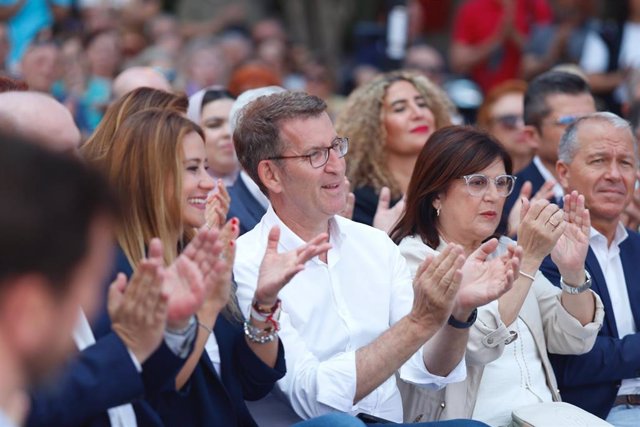 El presidente del Partido Popular, Alberto Núñez Feijóo (c), durante un acto de precampaña del Partido Popular, a 5 de mayo de 2023, en Melilla (España). El acto se celebra de cara a las próximas elecciones municipales y autonómicas del 28 de mayo. Esta e