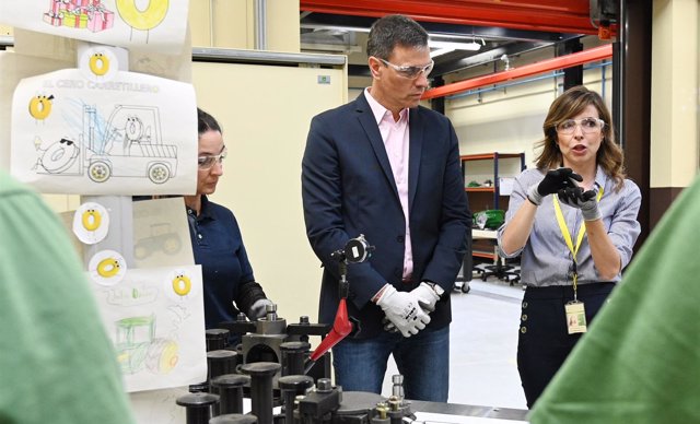 El presidente del Gobierno, Pedro Sánchez, en una visita a la fábrica de John Deere en Getafe (Madrid) en la que un grupo de jóvenes cursa Formación Profesional Dual.