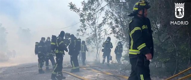 Intervención de los Bomberos por el incendio de pasto en Moncloa.