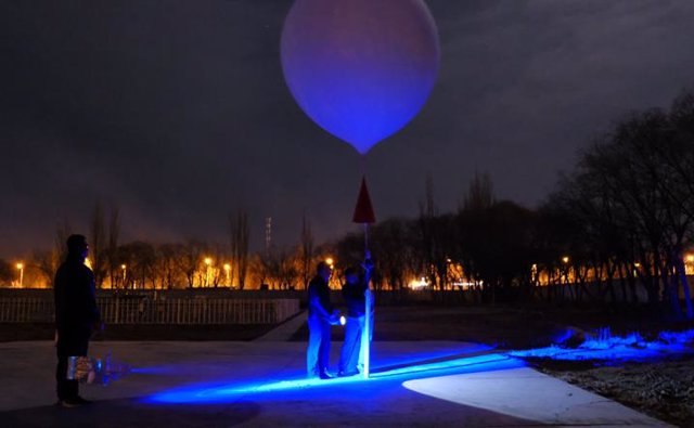 El Dr. BAI Zhixuan y sus colegas lanzaron un globo en Golmud, provincia de Qinghai, en marzo de 2021, como parte de la campaña SWOP.