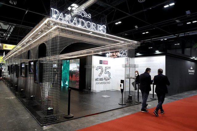 Archivo - Asistentes visitan el estand de Paradores durante el segundo día de la 42ª edición de la Feria Internacional del Turismo, Fitur 2022, en Ifema Madrid