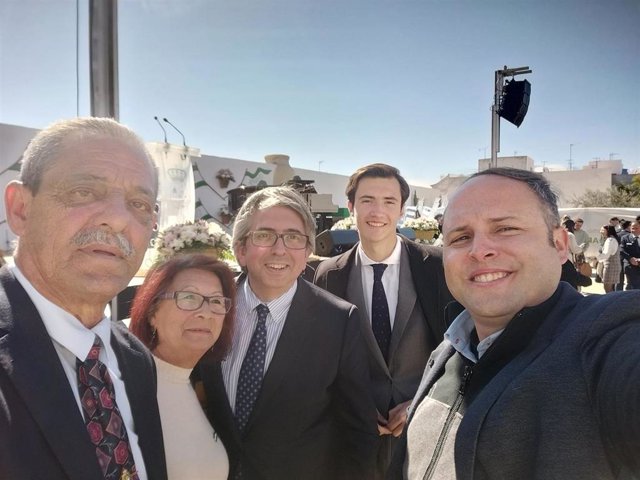 A la izquierda de la imagen, Domingo Camino