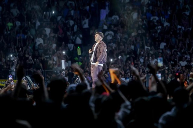 El cantante Quevedo durante una actuación en el Wizink Center, a 5 de mayo de 2023, en Madrid (España). 