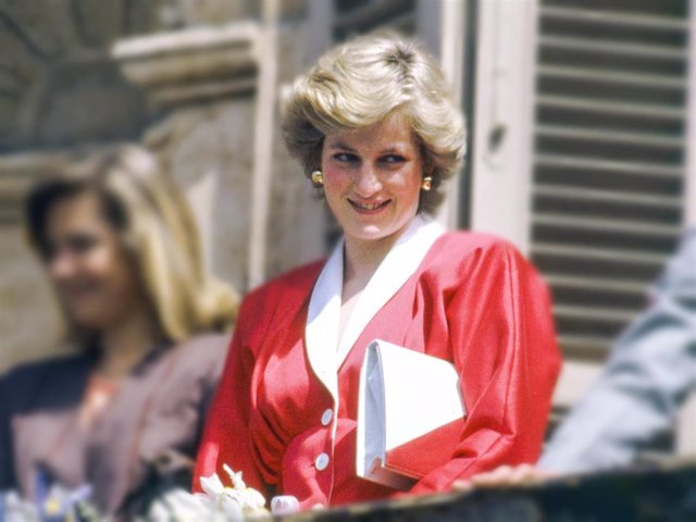 Archivo - Diana de Gales (Lady Di) en el balcón del ayuntamiento de Salmanca durante una visita delos Príncipes de Gales a España.