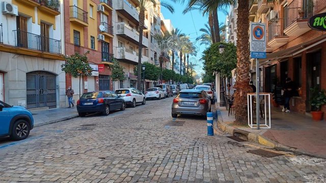 Archivo - Calle comercial de Huelva capital.