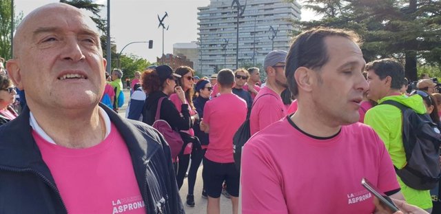 El consejero de la Presidencia de la Junta de Castilla y León, Jesús Julio Carnero, junto al presidente de la Diputación Provincial, Conrado Íscar, este sábado antes de participar en la Marcha Asprona
