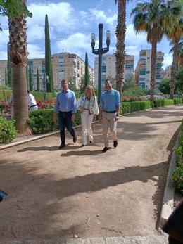 El Presidente Del PP, Alberto Núñez Feijóo; El Presidente Del PP-A Y De La Junta De Andalucía, Juanma Moreno, Y La Candidata Popular A La Alcaldía De Granada, Marifrán Carazo, A Su Llegada Al Parque Federico García Lorca.