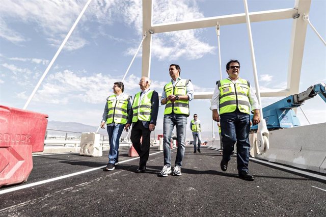 Visita técnica del presidente de la Diputación de Almería, Javier A. García, y el alcalde de Roquetas de Mar, Gabriel Amat, al Puente del Cañuelo.
