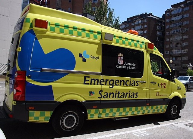 Archivo - Sucesos.- Dos heridos por el choque de dos camiones en Nava de Béjar (Salamanca)
