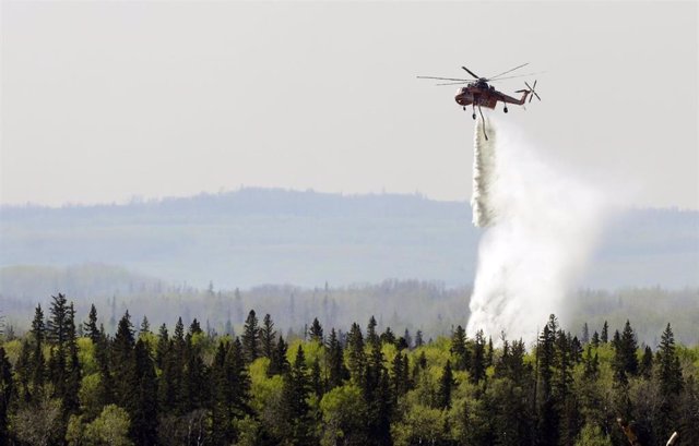 Archivo - Foto de archivo de un helicóptero apagando un incendio en Alberta, Canadá