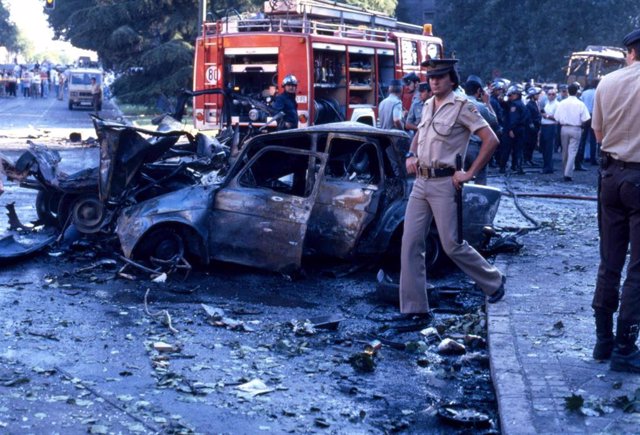 Archivo - Un agente en el atentado del "comando España" de ETA con un coche bomba en la Plaza de la República Dominicana de Madrid, a 14 de julio de 1986, en Madrid, (España). 