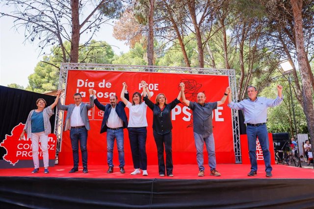 Candidatos socialistas en el acto del Día de la Rosa.