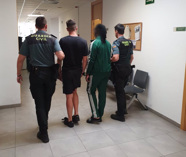 Dos de los detenidos, en dependencias de la Guardia Civil.