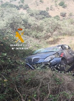 Rescatan a una persona que se despeñó con un turismo por un desnivel de unos 30 metros en Almogía