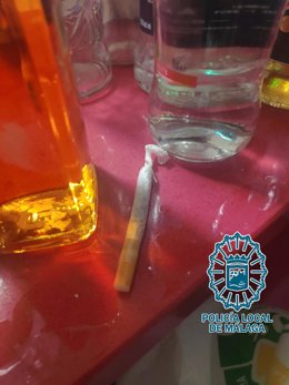 Imagén en la que se aprecían bebidas espirituosas y un cigarro con hachís