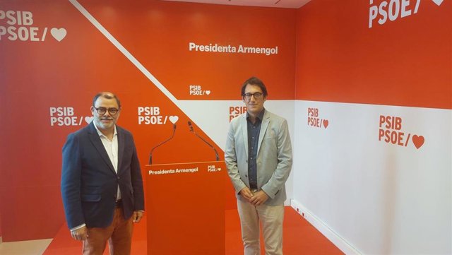 El coordinador de la campaña electorial del PSIB del 28M, Cosme Bonet, y el conseller de Modelo Económico, Turismo y Trabajo, Iago Negueruela.