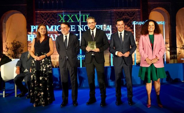 Archivo - El escritor Máximo Huerta recoge el XXVII Premio Fernando Lara en Sevilla en mayo de 2022, foto  de archivo 