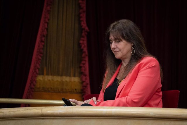 La presidenta de Junts y expresidenta del Parlament, Laura Borràs, durante una sesión plenaria en el Parlament, a 19 de abril de 2023, en Barcelona, Catalunya (España). Esta semana, se vota durante el pleno si reprueba al conseller de Derechos sociales, C